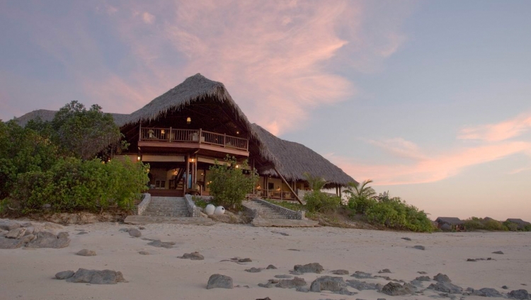 Medjumbe Island Resort - Haupthaus und Strand